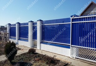Фото забора из синего штакетника в Донецке